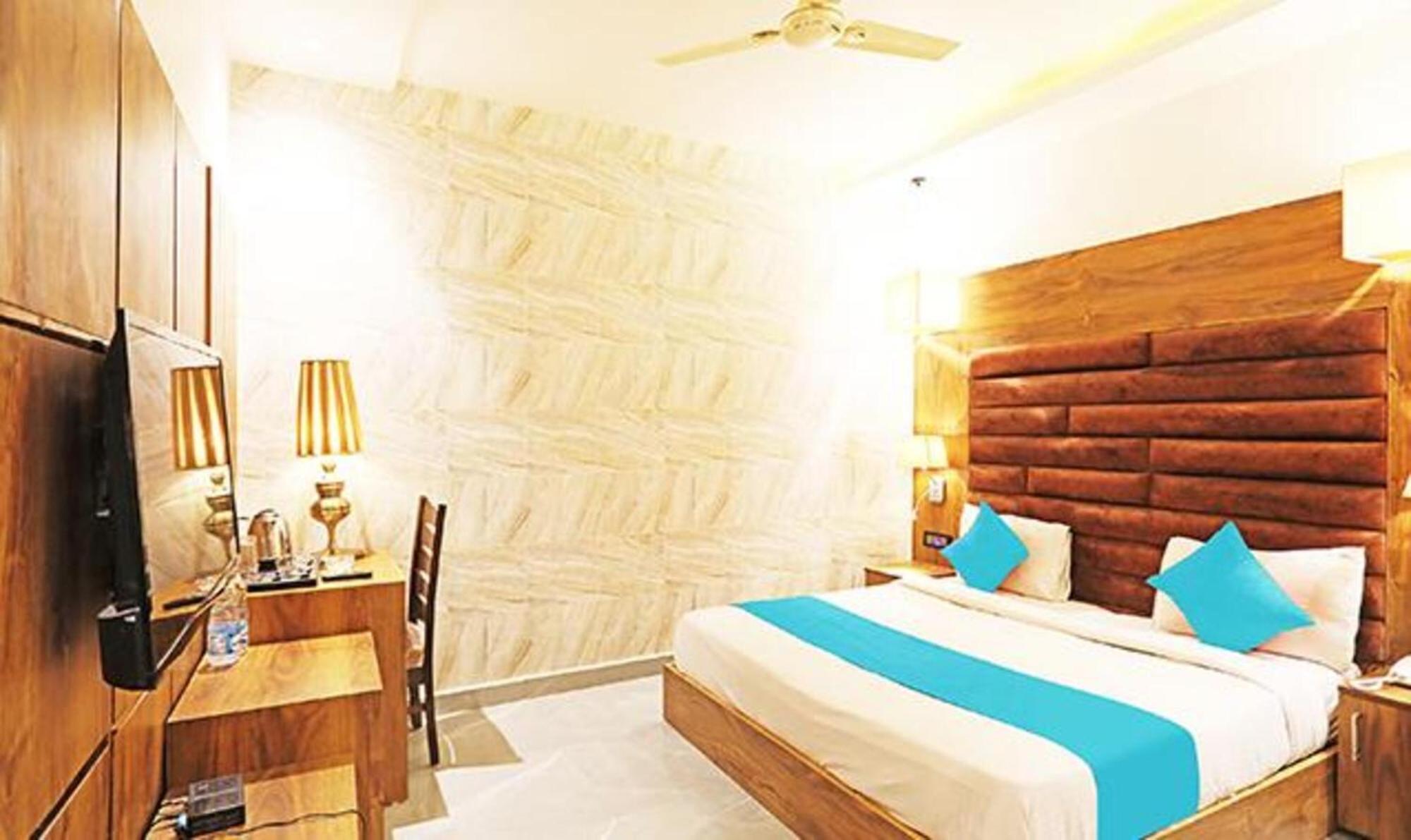 Fabhotel Ronald Inn Фаридабад Екстериор снимка